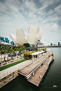 Marina Bay in Singapore in the evening.