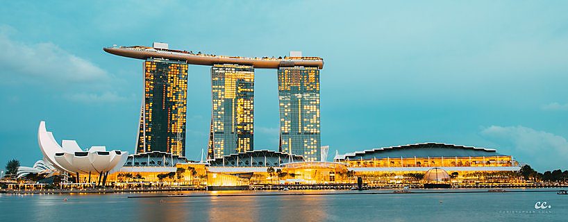 Marina Bay in Singapore at night.